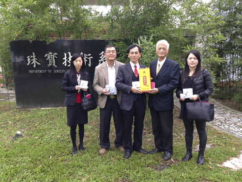 林鸿海院长关心赴台珠宝系学生