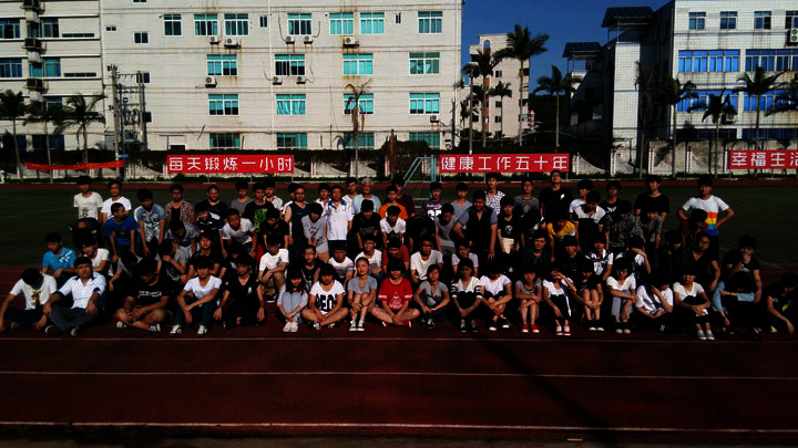 晨跑运动健身在我校校园已蔚然成风