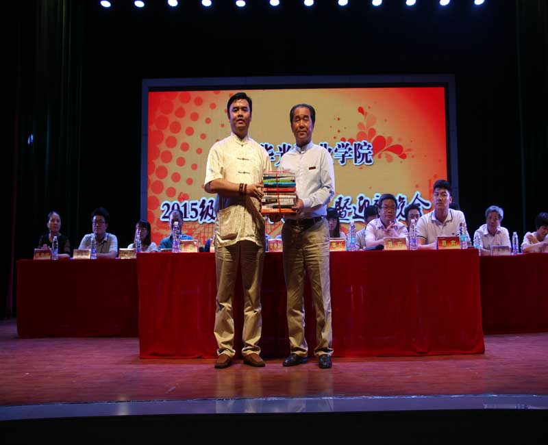 我院2015级新生开学典礼暨迎新晚会于吴文季音乐厅举办