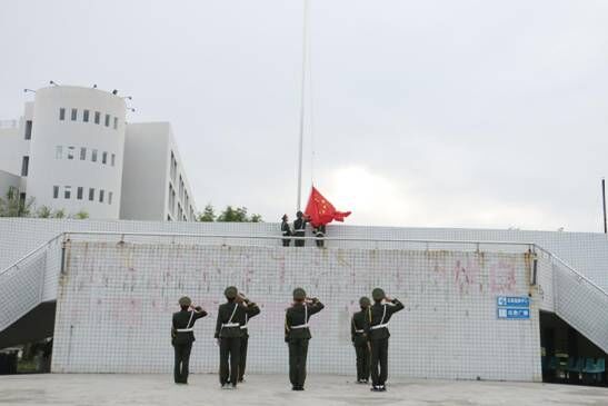 我院举行新学期首次升旗仪式