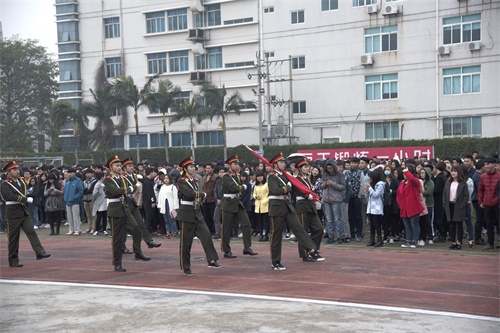 我院举行本学期最后一次升旗仪式