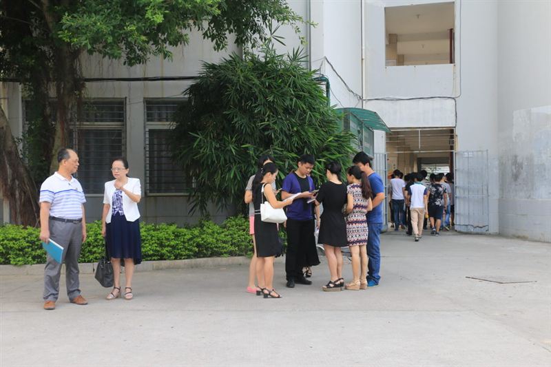 开学第一天 领导听课忙