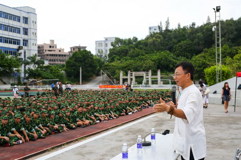 “精神大餐”连连送 吴董事长和史立明先生为新生作讲座