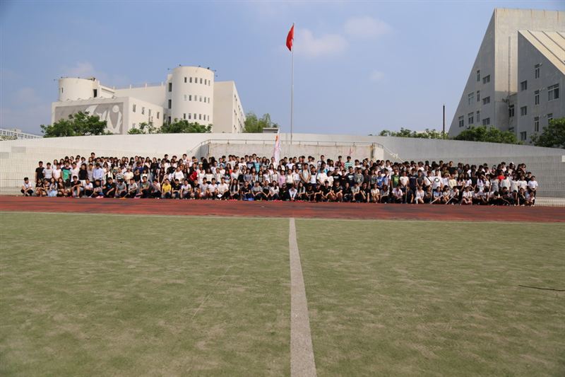 我校学生党员志愿者和入党积极分子 开展“清洁校园，美化环境”活动