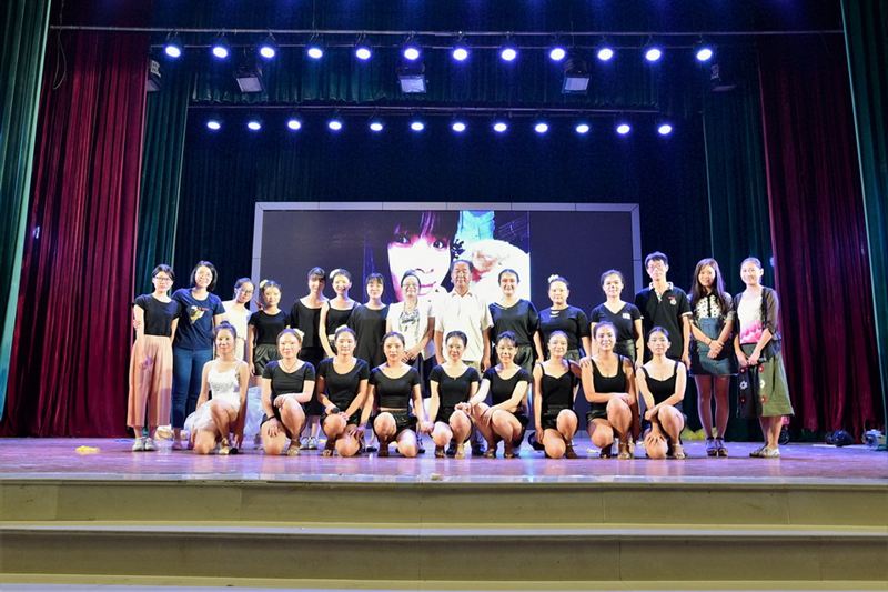 14级影视学前班毕业汇演在吴文季音乐厅举行