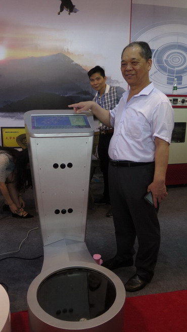 我校科技成果“脚型测量仪”亮相鞋博会