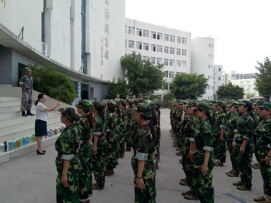我校17级新生军事训练有序进行中