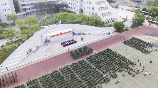  华光儿女展英姿，唱响青春追梦曲——我校举行17级新生军训汇报会