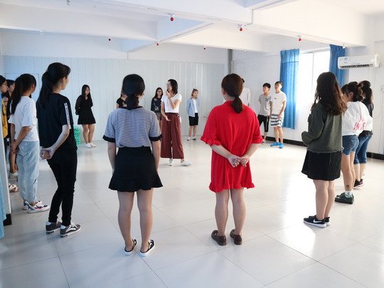 我校开展17级新生心理素质拓展训练