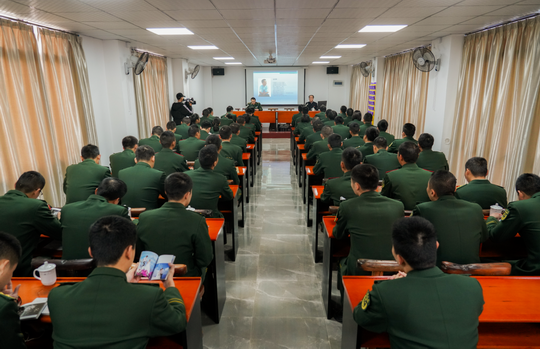 我校董事长吴其萃为边防官兵讲解摄影“人生”