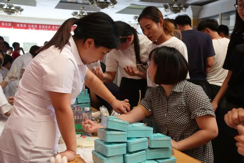 我校开展无偿献血活动