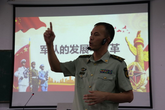 中共泉州华光职业学院委员会副书记陈雄华进课堂主讲思政课