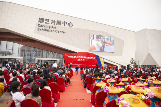 泉州华光职业学院101尊中华姓氏现代雕塑亮相2018年中国(惠安)国际雕刻艺术博览会