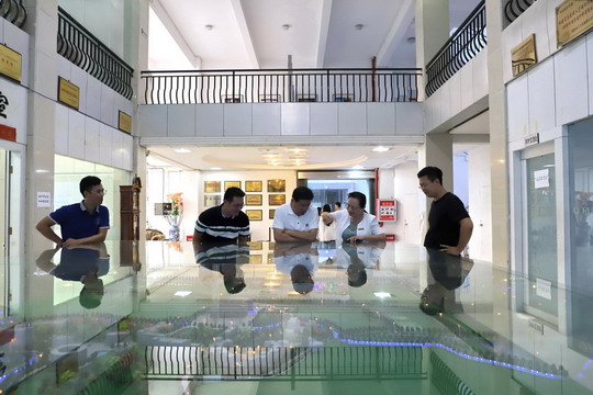 市教育局局长黄世界莅校指导