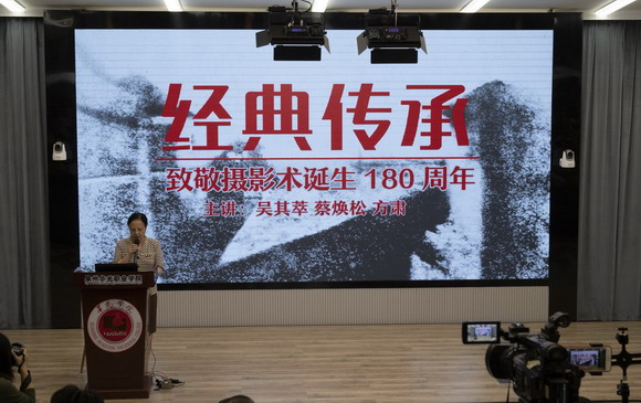 华光“提质培优行动计划”之 名家解读华光国际双年展大型画册《月华光影》