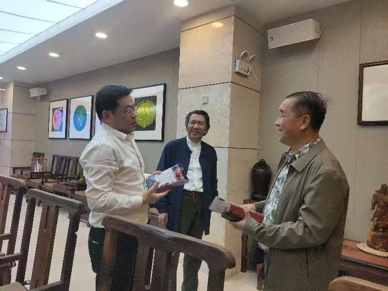 市教育局局长黄世界莅校指导